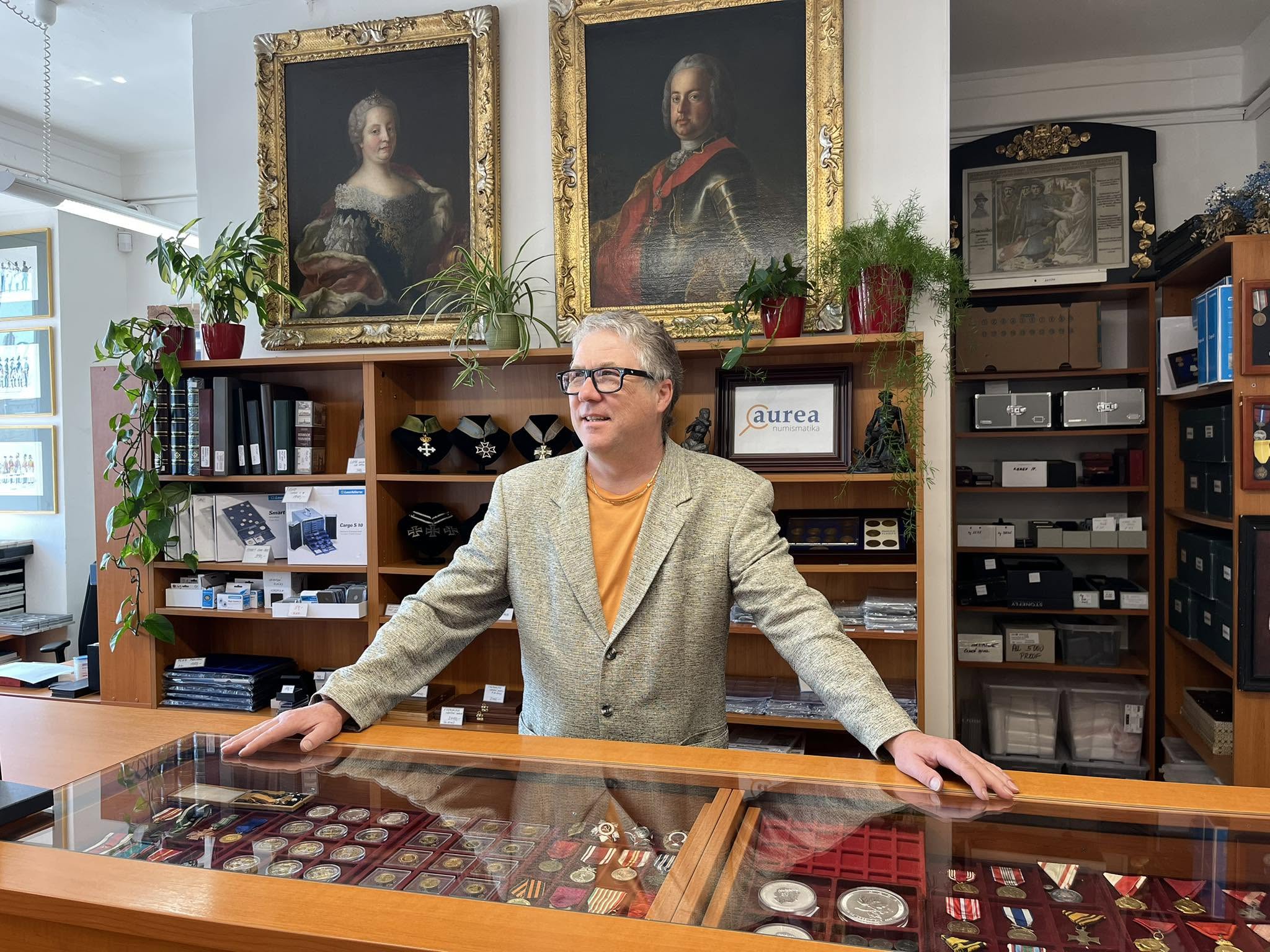 Tým numismatiků AUREA při práci v aukční síni