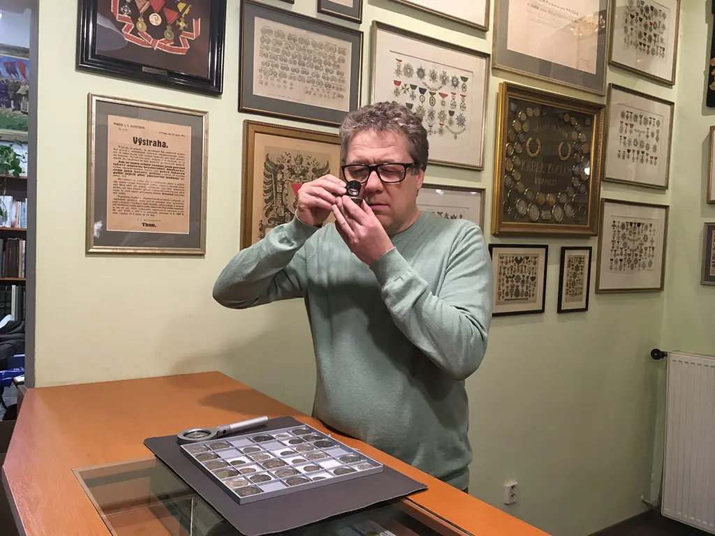 Roman Veselý při posuzování a katalogizaci numismatického materiálu